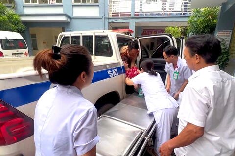 Cảnh sát giao thông Công an tỉnh Thanh Hoá kịp thời đưa người phụ nữ nằm bất tỉnh trên đường đi cấp cứu