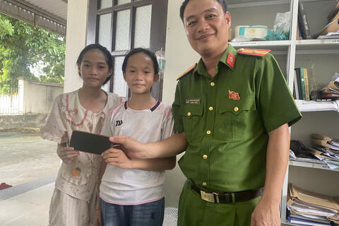 Công an phường Sầm Sơn biểu dương hành động đẹp của các em nhỏ