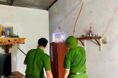 Công an xã Cẩm Tân sơn sửa nhà giúp dân