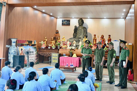 Công an phường Đông Sơn chủ động hướng dẫn, phối hợp với các nhà chùa trong bảo đảm an ninh, trật tự