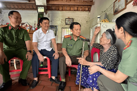 Trao yêu thương, gửi nghĩa tình đến thân nhân các liệt sĩ Công an nhân dân