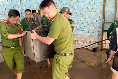 Công an xã Mường Chanh hỗ trợ Nhân dân khắc phục hậu quả mưa, lũ