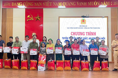 Cục Công nghiệp an ninh (Bộ Công an) phối hợp với Công an tỉnh Thanh Hoá tổ chức chuỗi hoạt động về nguồn, hướng về cơ sở.