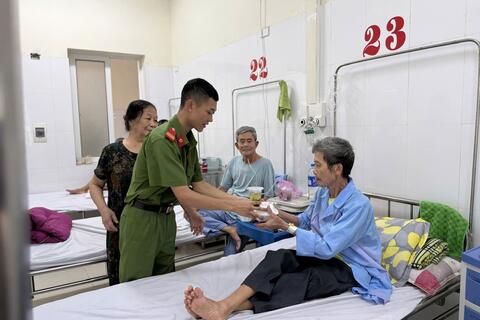 Hàng trăm suất cơm yêu thương được trao đến bệnh nhân đang điều trị tại các cơ sở y tế