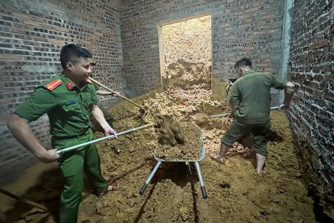 Công an xã Yên Nhân chung tay cùng Nhân dân khắc phục hậu quả mưa bão