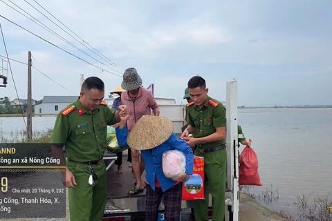 Công an xã Nông Cống hỗ trợ nhân dân ổn định cuộc sống sau ngập lụt