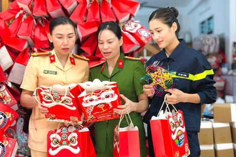 Đong đầy yêu thương trong từng gói quà Trung thu gửi về vùng cao