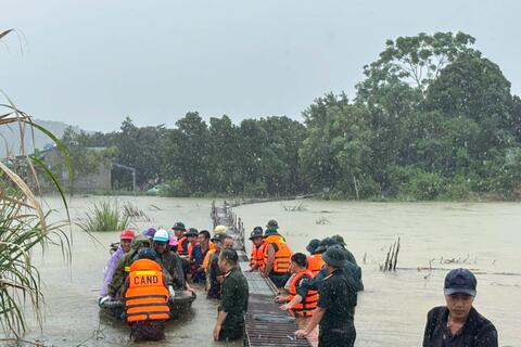 Công an xã Yên Trường giúp dân di chuyển 45 vạn con gà khỏi vùng ngập