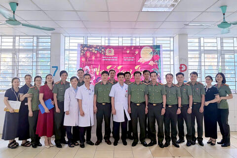 Phòng An ninh đối ngoại: Mang Trung thu đến với bệnh nhi đang điều trị tại Bệnh viện Nhi Thanh Hóa