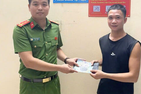 "Nhặt được của rơi, trả người đánh mất"