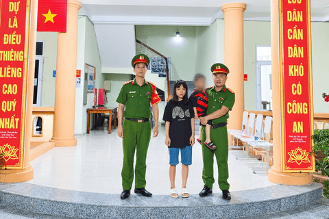 Công an phường Đào Duy Từ đưa hai mẹ con trở về nhà trong đêm