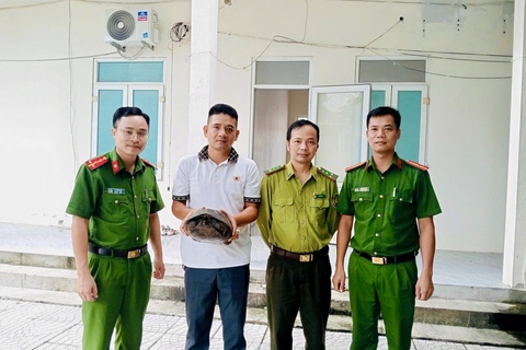 Công an xã Sao Vàng tiếp nhận cá thể rùa đất do người dân tự nguyện giao nộp