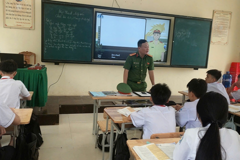 Công an xã Nga Sơn triển khai mô hình “Thông điệp số - Đường phố an toàn” trong trường học