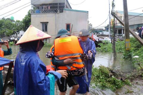 Công an phường Bỉm Sơn khẩn trương di dời 300 người dân vùng ngoài đê sông Hoạt đến nơi an toàn