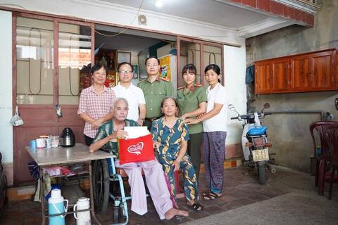 Công an xã Hà Trung chung tay xoa dịu nỗi đau da cam