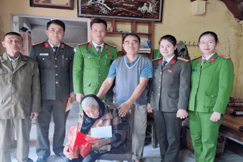 Công an xã Hoằng Hóa: Lan tỏa phong trào “Tết gần dân” - Bánh chưng xanh trao tặng người nghèo