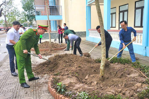 Công an xã Lưu Vệ tích cực phối hợp tham gia Lễ phát động “Tết trồng cây đời đời nhớ ơn Bác Hồ” Xuân Bính Ngọ 2026