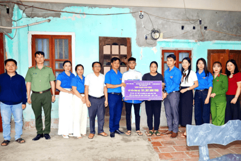 Tuổi trẻ Công an xã Nông Cống tham gia hỗ trợ học sinh có hoàn cảnh đặc biệt khó khăn