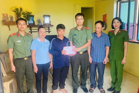Công an xã Thiệu Hóa đã tổ chức thăm hỏi, trao tặng quà Trung thu cho 3 cháu có hoàn cảnh khó khăn trên địa bàn