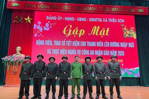 Xã Triệu Sơn gặp mặt, động viên và trao sổ tiết kiệm cho thanh niên lên đường nhập ngũ thực hiện nghĩa vụ Công an nhân dân