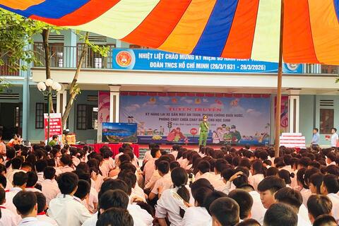 Công an xã Triệu Sơn tuyên truyền kỹ năng lái xe gắn máy an toàn, phòng chống đuối nước và phòng cháy chữa cháy cho gần 2.400 học sinh