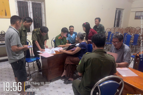 Công an xã Vĩnh Lộc hỗ trợ Nhân dân tích hợp thông tin Giấy chứng nhận quyền sử dụng đất trên ứng dụng VNeID