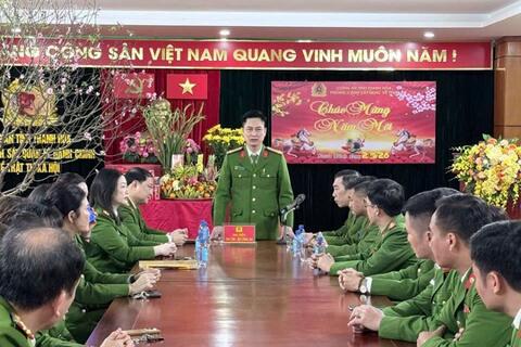 Đồng chí Đại tá Phùng Xuân Tiến - Phó Cục trưởng Cục Cảnh sát QLHC về TTXH đến kiểm tra và chúc tết Phòng Cảnh sát QLHC về TTXH