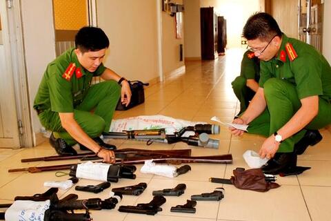 Các hành vi bị nghiêm cấm trong quản lý, sử dụng vũ khí, vật liệu nổ, tiền chất thuốc nổ, công cụ hỗ trợ