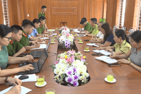 Hội nghị hướng dẫn lắp đặt, kết nối thiết bị truyền tin báo cháy tại xã Ngọc Lặc