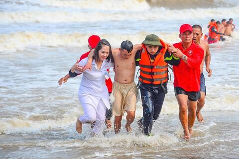 Xem cảnh sát diễn tập vượt sóng dữ cứu nạn nhân đuối nước dưới biển