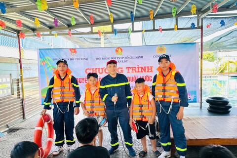 Xã Vạn Lộc: Tuyên truyền, hướng dẫn kỹ năng phòng, chống đuối nước và dạy bơi cho các em học sinh