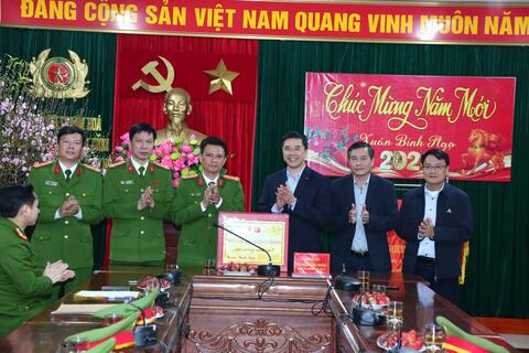 Đồng chí Phó Bí thư Thường trực Tỉnh ủy Nguyễn Hồng Phong thăm chúc Tết Phòng Cảnh sát PCCC và CNCH