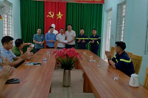 Lãnh đạo UBND huyện Như Xuân thăm hỏi, động viên cán bộ, chiến sĩ Đội Chữa cháy và cứu nạn cứu hộ khu vực 2