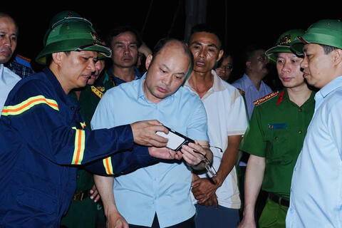 Lực lượng Cảnh sát PCCC nỗ lực tìm kiếm cứu nạn giữa hiểm nguy