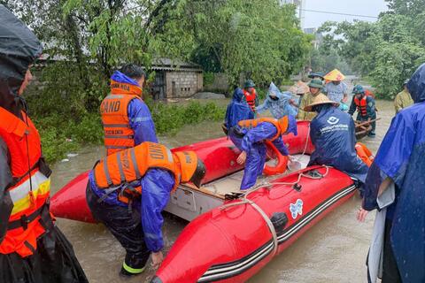 Cảnh sát PCCC  sơ tán người dân tại khu vực đê sông Mã, phường Hạc Thành