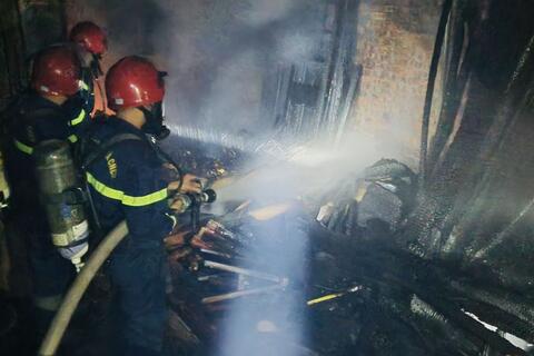 Nhanh chóng dập tắt đám cháy trong đêm tại xưởng mộc