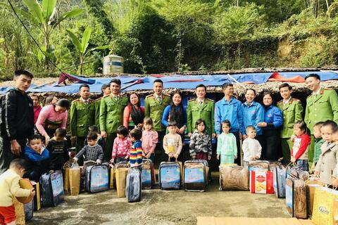 Tặng quà cho các em học sinh tại trường Mầm non Bản Xum, huyện Quan Sơn