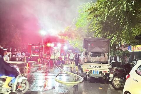 Dập tắt đám cháy nhà dân tại phường Ngọc Trạo