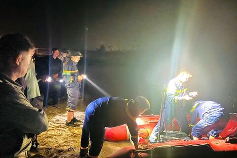 Xuyên đêm tìm kiếm 2 nạn nhân đuối nước khu vực Cầu phao Cẩm Vân, huyện Cẩm Thuỷ