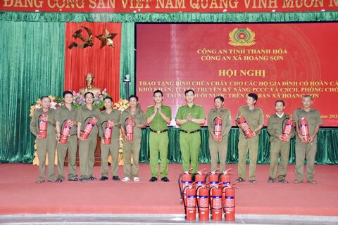 Công an xã Hoằng Sơn trao tặng 100 bình chữa cháy cho các hộ gia đình có hoàn cảnh khó khăn trên địa bàn