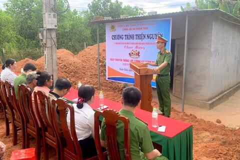 Công an xã Xuân Thái ra quân sửa nhà cho hộ gia đình khó khăn