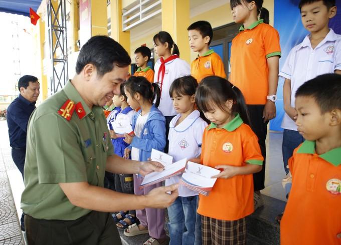 Thượng tá Lê Đức Long, Phó Trưởng phòng Công tác Chính trị (Công an tỉnh Thanh Hóa) trao học bổng cho các em học sinh 3.JPG