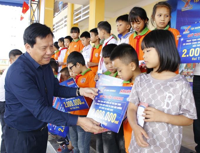 Nhà báo Nguyễn Ngọc Anh, Phó Tổng Biên tập Báo Sài Gòn Giải Phóng trao học bổng cho các em học sinh 1.JPG