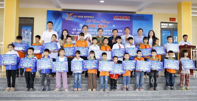 Báo Sài Gòn Giải Phóng và Tập đoàn GrowMax cùng các đơn vị, địa phương trao học bổng cho học sinh trên địa bàn xã Nông Cống, tỉnh Thanh Hóa a.JPG