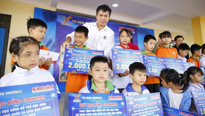 Ông Đặng Văn Thành, Giám đốc Khu vực miền Bắc Tập đoàn Growmax trao học bổng cho các em học sinh 4.JPG