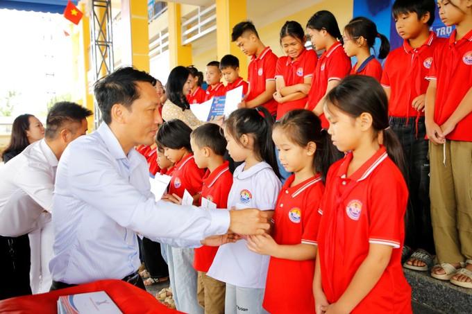 Ông Trương Công Tuấn, Phó Bí thư Thường trực Đảng ủy xã Nông Cống trao học bổng cho các em học sinh 5.JPG