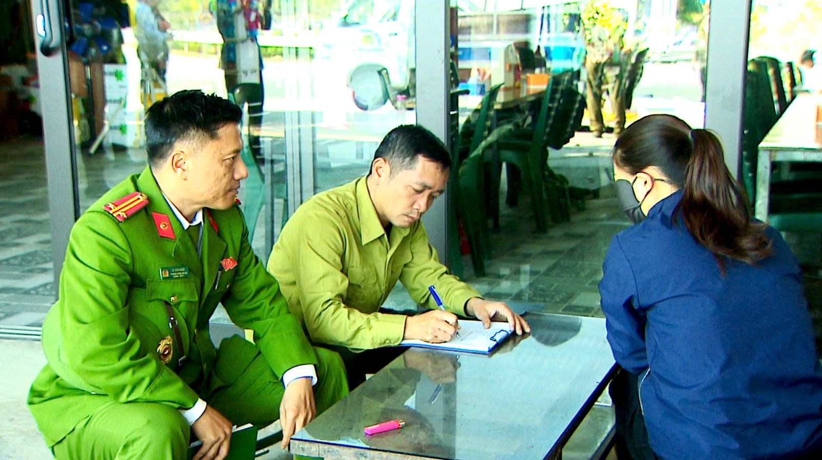 Tổ chức cho đại diện hộ kinh doanh ký cam kết chấp hành các quy định về trật tự công cộng