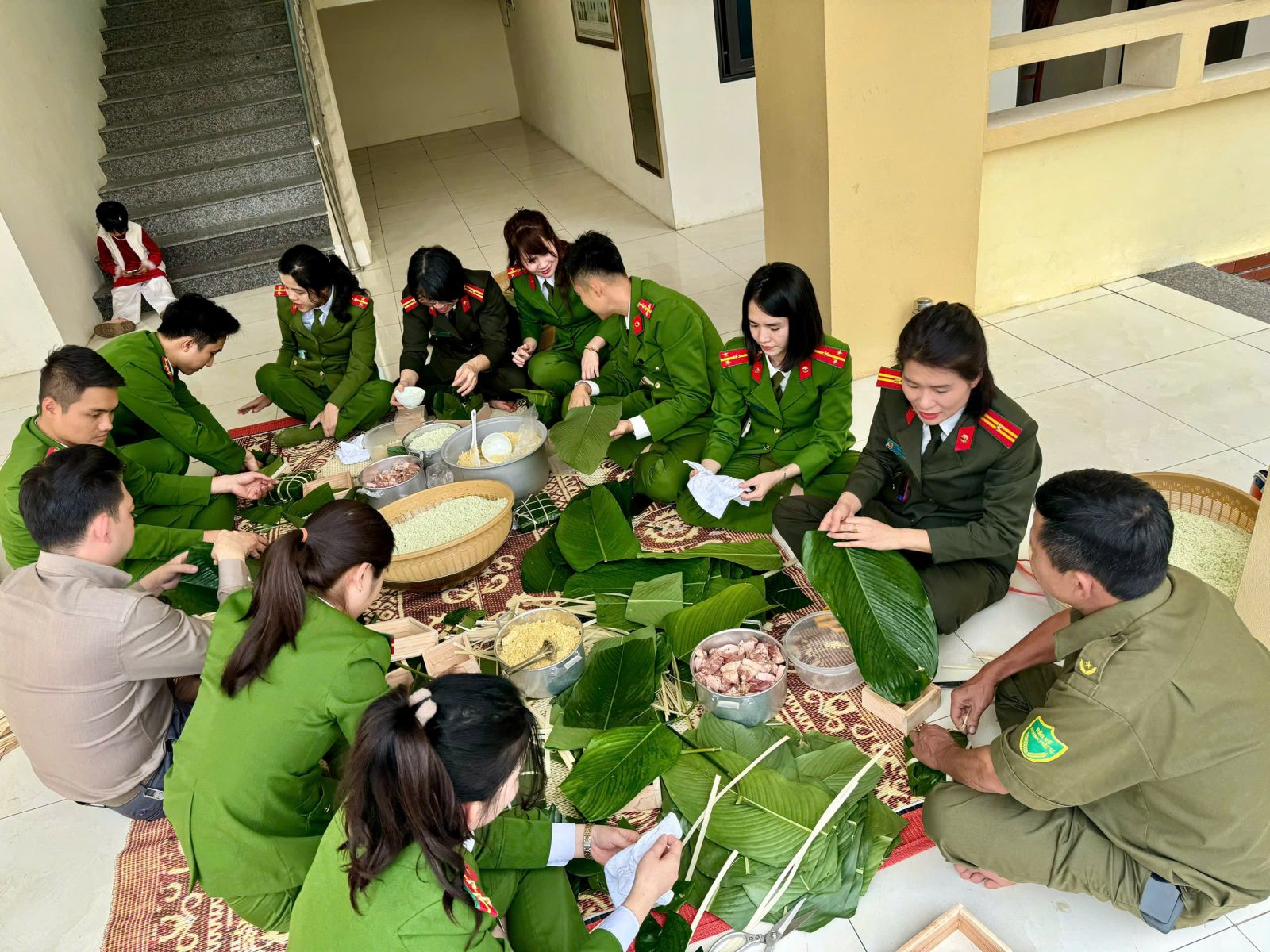 Đoàn viên thanh niên Công an phường Đông Sơn tổ chức gói bánh chưng