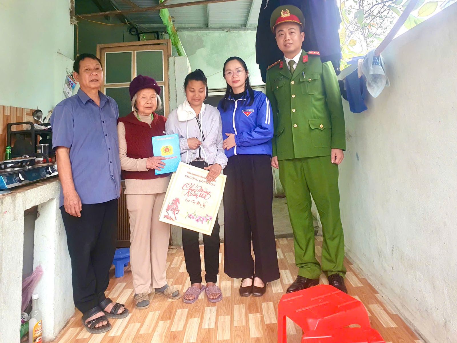 Chi đoàn Công an phường phối hợp Đoàn phường Đông Sơn tặng quà cho học sinh nghèo vượt khó