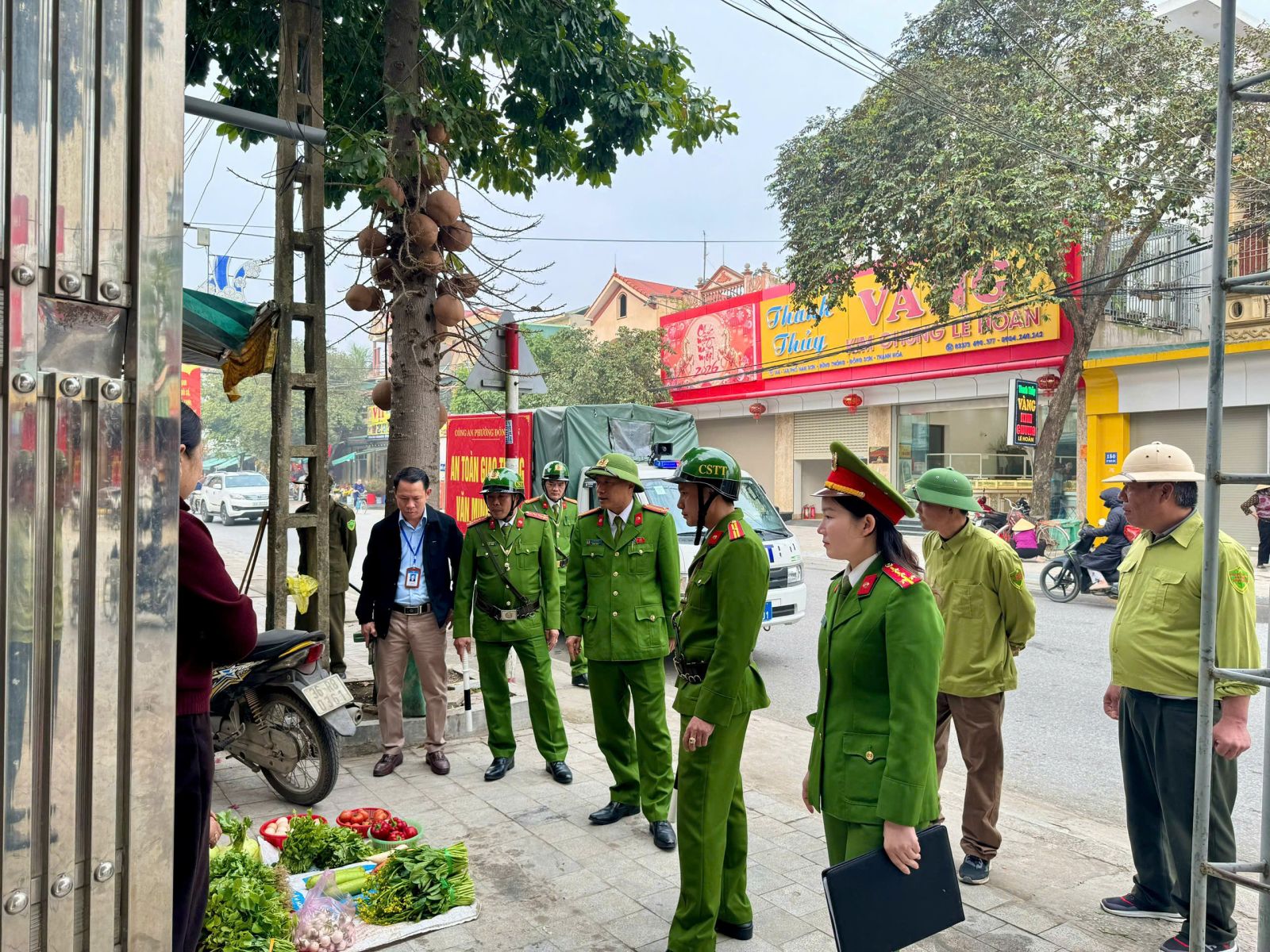 Công an phường Đông Sơn phối hợp lực lượng quy tắc phường tuyên truyền, nhắc nhở các tiểu thương kinh doanh tại khu vực chợ Rừng Thông về chấp hành quy định đảm bảo trật tự công cộng